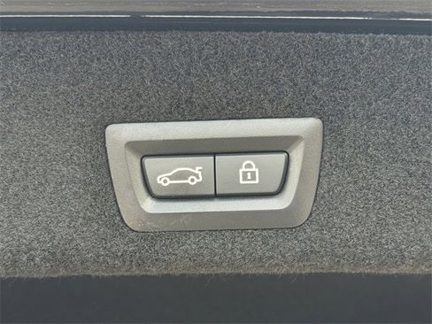 Used 2022 BMW 750i xDrive w/ M Sport Package image 36