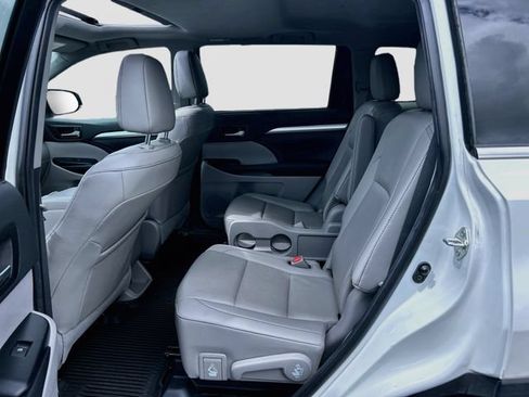 Used 2019 Toyota Highlander XLE AWD/4WD image 20