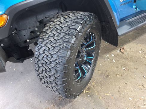 Used 2019 Jeep Wrangler Unlimited Sahara w/ Dual Top Group AWD/4WD image 30