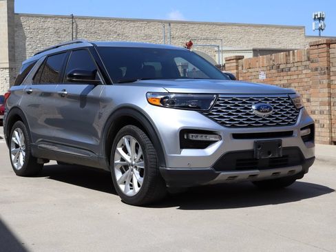 Used 2022 Ford Explorer Platinum w/ Equipment Group 601A RWD image 2