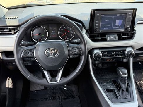 Used 2021 Toyota RAV4 XLE Premium image 15