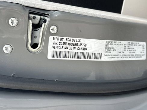 Certified 2024 Chrysler Pacifica Limited image 38