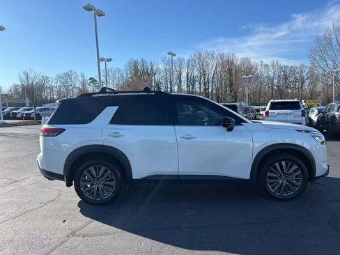 Used 2024 Nissan Pathfinder SL w/ SL Premium Package image 4