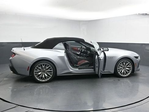 Used 2025 Ford Mustang GT Premium image 38