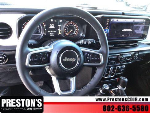 Used 2025 Jeep Wrangler Unlimited Sahara AWD/4WD image 13