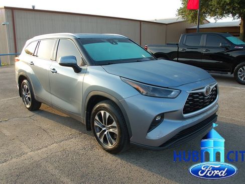Used 2022 Toyota Highlander XLE FWD image 7