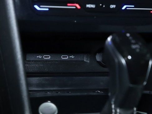 Used 2025 Volkswagen Taos SE image 28