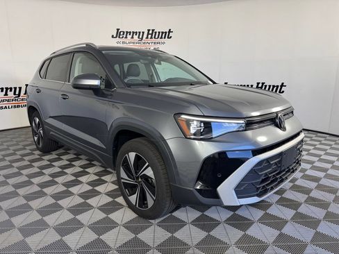 Used 2025 Volkswagen Taos SE w/ Panoramic Sunroof Package AWD/4WD image 6