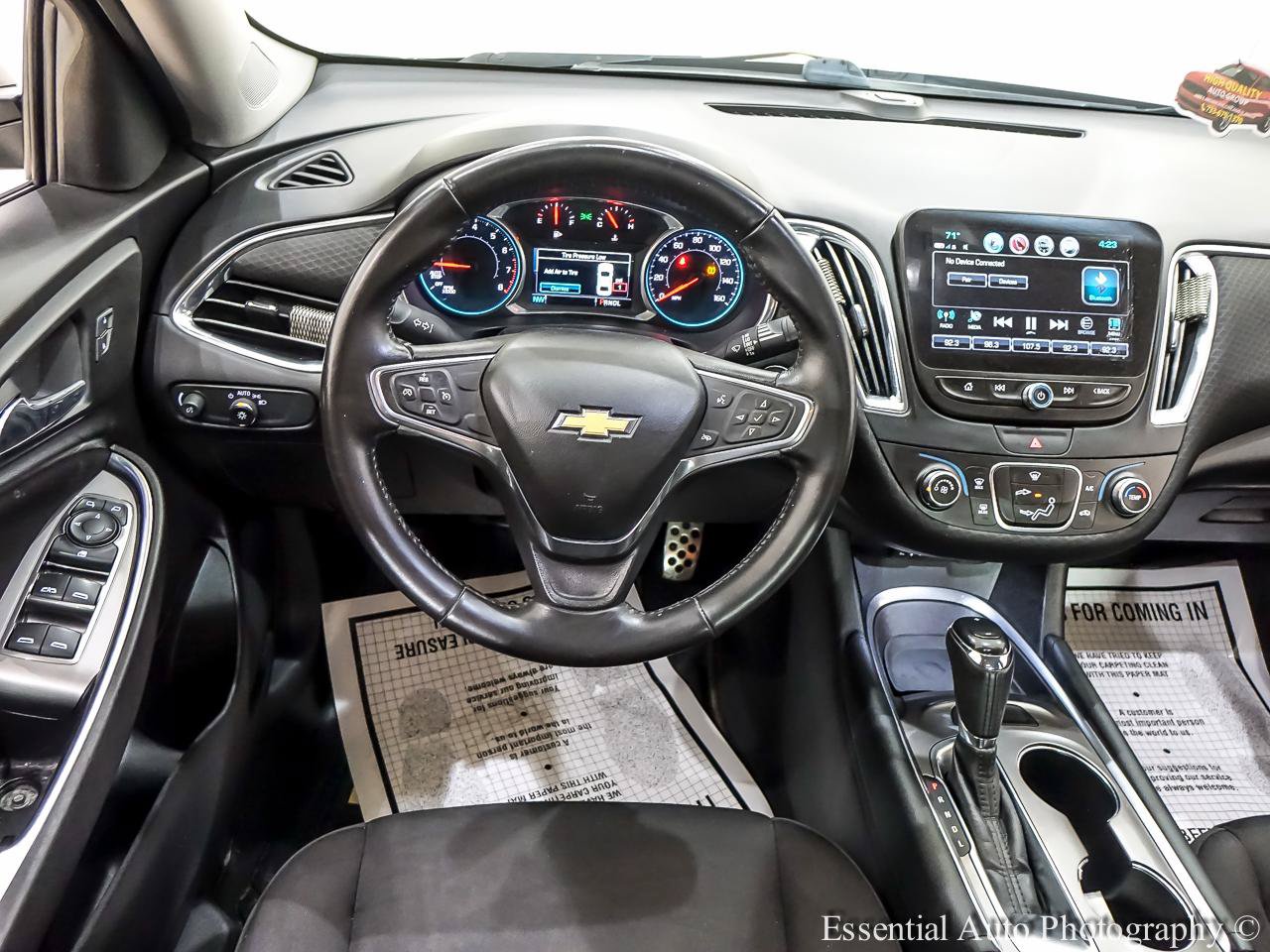 Used 2017 Chevrolet Malibu LT FWD image 17