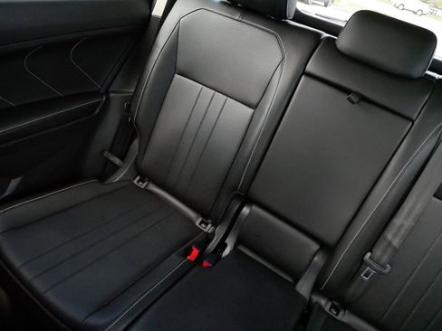 Used 2023 Volkswagen Tiguan SE w/ Panoramic Sunroof Package AWD/4WD image 13