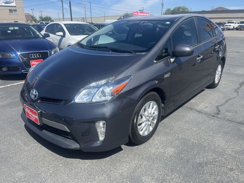 Used 2015 Toyota Prius Prime Plug-In Hybrid FWD image 3