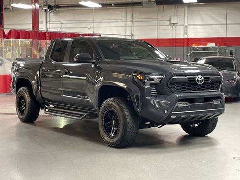 Used 2024 Toyota Tacoma TRD Sport w/ TRD Sport Upgrade Package image 2