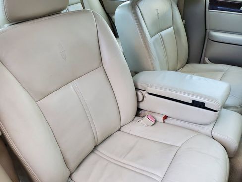 Used 2006 Lincoln Town Car Signature Limited image 40