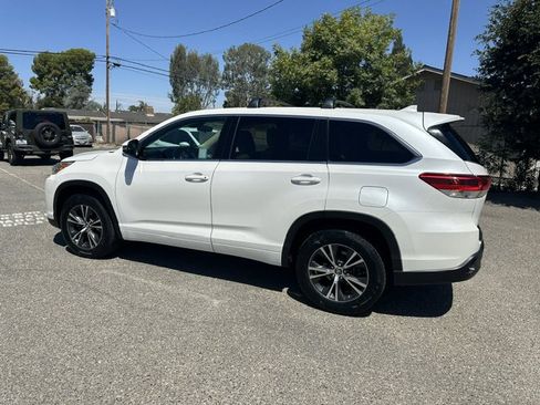 Used 2017 Toyota Highlander Plus FWD image 5