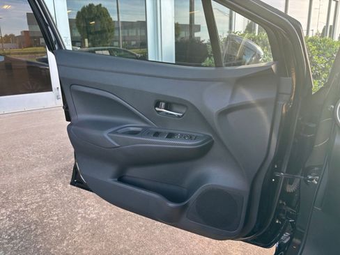 Used 2025 Nissan Versa SV image 18