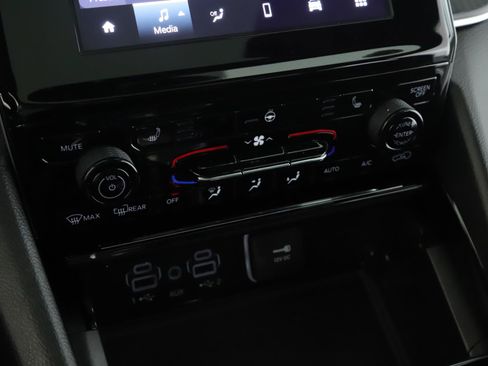 Used 2023 Jeep Grand Cherokee Altitude AWD/4WD image 15