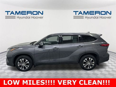 Used 2021 Toyota Highlander XLE image 2