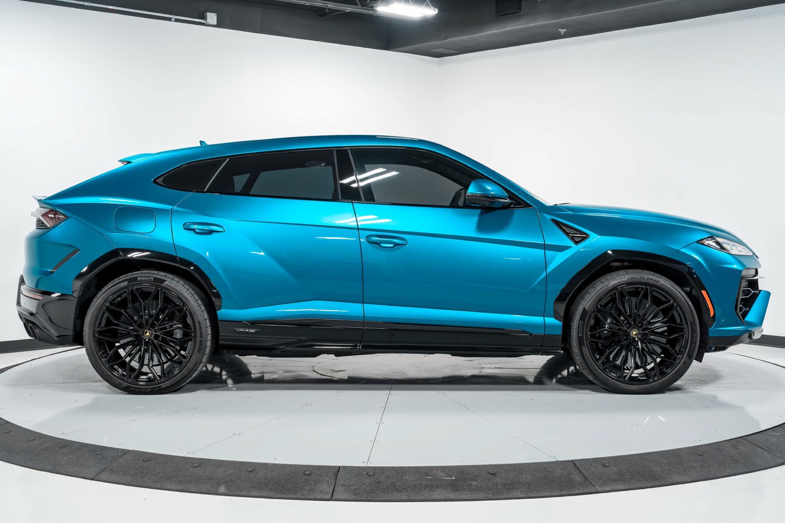 Used 2025 Lamborghini Urus SE AWD/4WD image 2