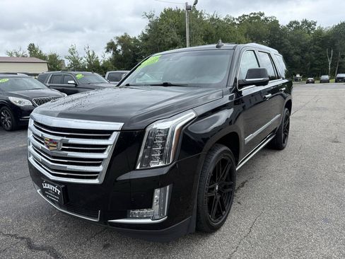 Used 2018 Cadillac Escalade Platinum AWD/4WD image 2