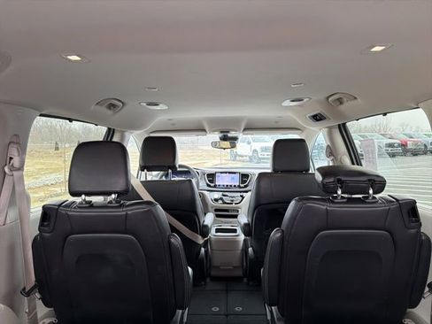 Used 2024 Chrysler Pacifica Touring-L image 15