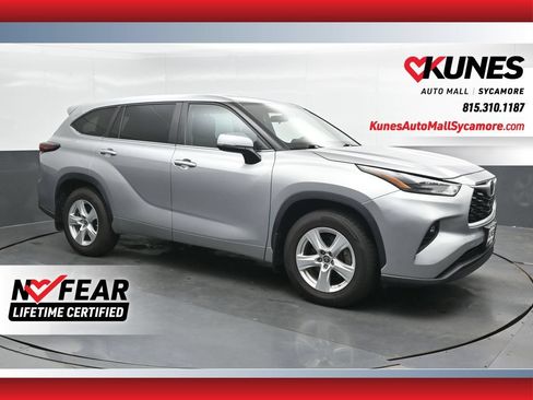 Used 2024 Toyota Highlander LE AWD/4WD image 1