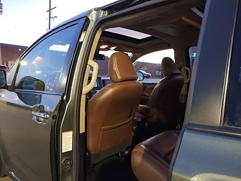 Used 2018 Toyota Sienna Limited Premium image 45
