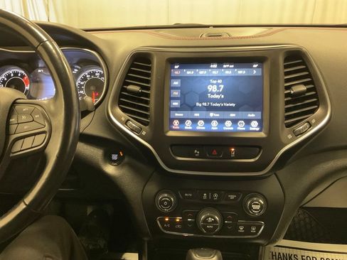 Used 2021 Jeep Cherokee Trailhawk AWD/4WD image 27