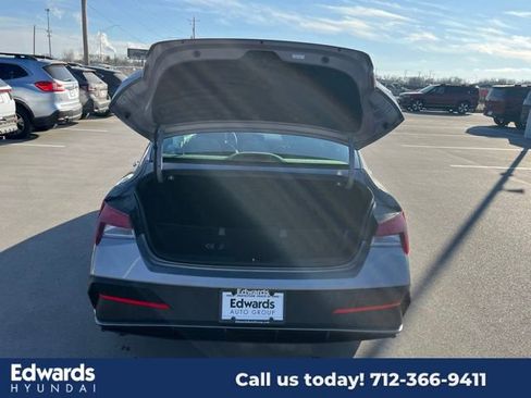 New 2025 Hyundai Elantra SE image 7