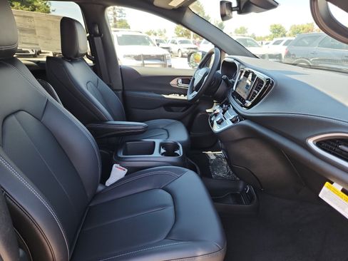 New 2025 Chrysler Pacifica Select w/ Fav Edition Package image 20