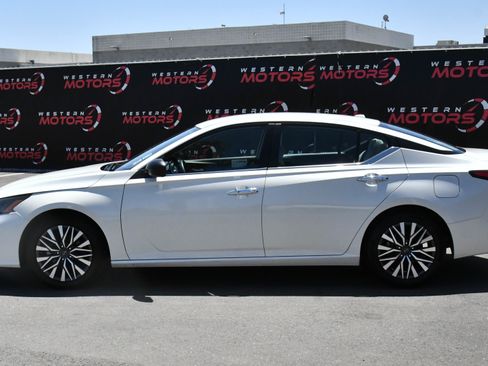 Used 2024 Nissan Altima 2.5 SV FWD image 4