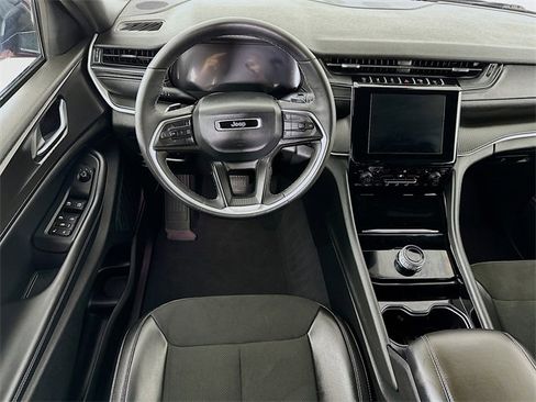 Used 2023 Jeep Grand Cherokee L Laredo image 3