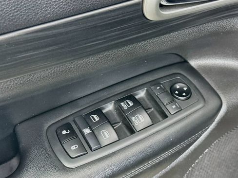 Used 2019 Jeep Grand Cherokee Laredo AWD/4WD image 18