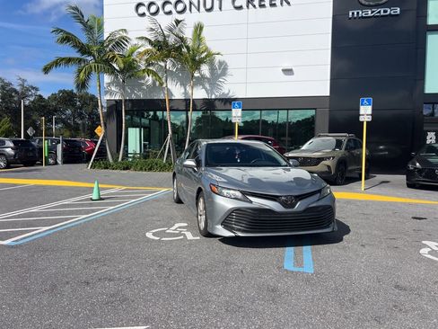 Used 2020 Toyota Camry LE image 3