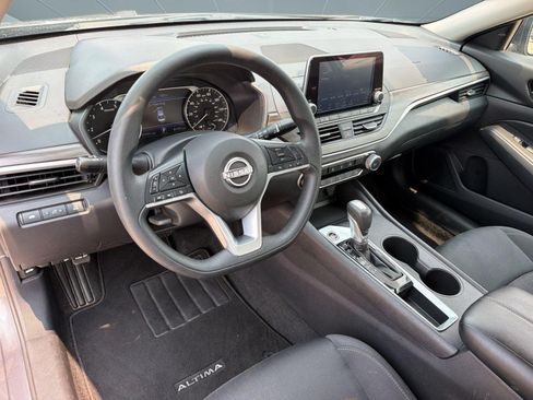 Used 2025 Nissan Altima 2.5 SV FWD image 4