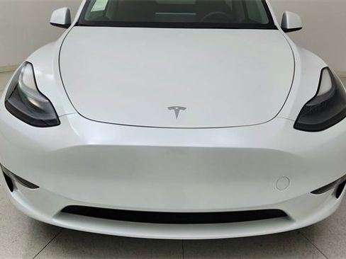 Used 2023 Tesla Model Y Performance image 8