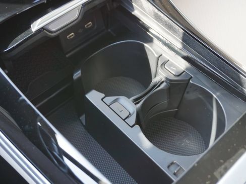 Used 2025 Mercedes-Benz C 300 Sedan image 38
