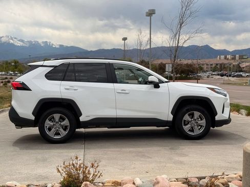 Used 2025 Toyota RAV4 XLE AWD/4WD image 7