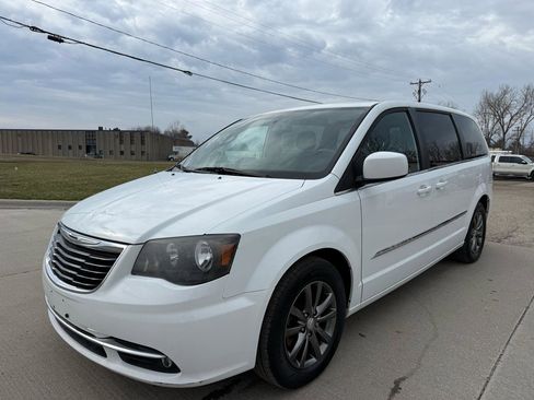 Used 2014 Chrysler Town & Country S image 1