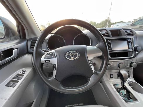 Used 2013 Toyota Highlander SE image 16