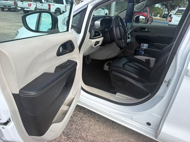 Used 2023 Chrysler Pacifica Touring-L FWD image 3