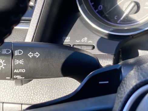 Used 2018 Toyota Camry SE w/ Moonroof Package image 18