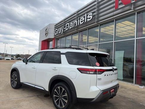 New 2026 Nissan Pathfinder Platinum image 2