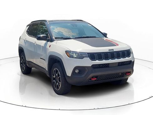Used 2025 Jeep Compass Trailhawk AWD/4WD image 1