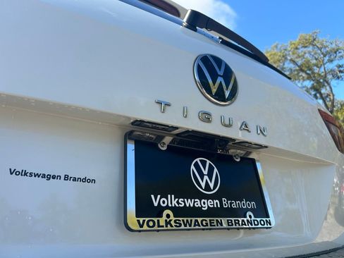 Used 2023 Volkswagen Tiguan SE R-Line image 50