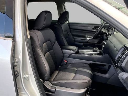 Certified 2024 Nissan Pathfinder SV FWD image 9