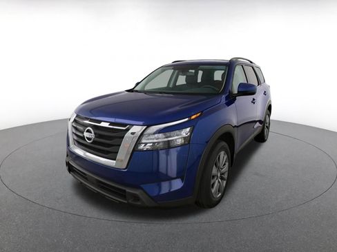 Used 2025 Nissan Pathfinder SV FWD image 3