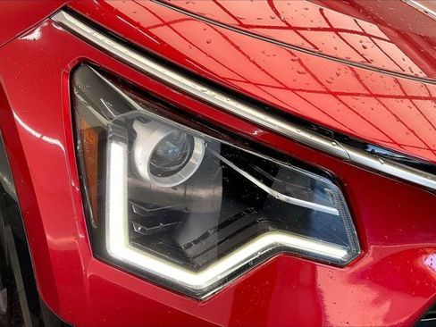 Used 2023 Kia Niro SX image 28