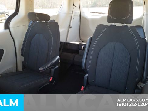 Used 2022 Chrysler Voyager LX image 18