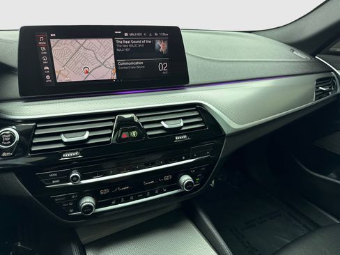 Used 2020 BMW 530i xDrive w/ M Sport Package image 24