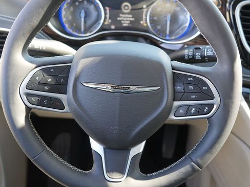 Used 2024 Chrysler Pacifica Limited FWD image 23